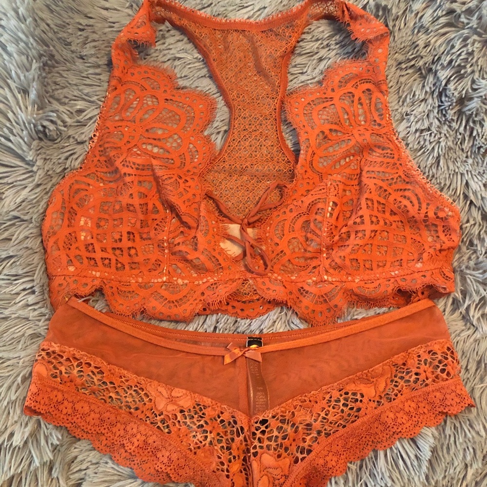 NWOT Victoria’s Secret plunge bralette set Never Worn